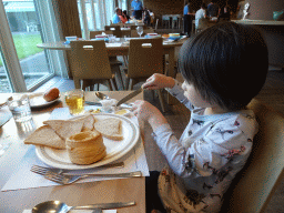 Max having dinner at the Le Buffet restaurant at the Vayamundo Houffalize hotel