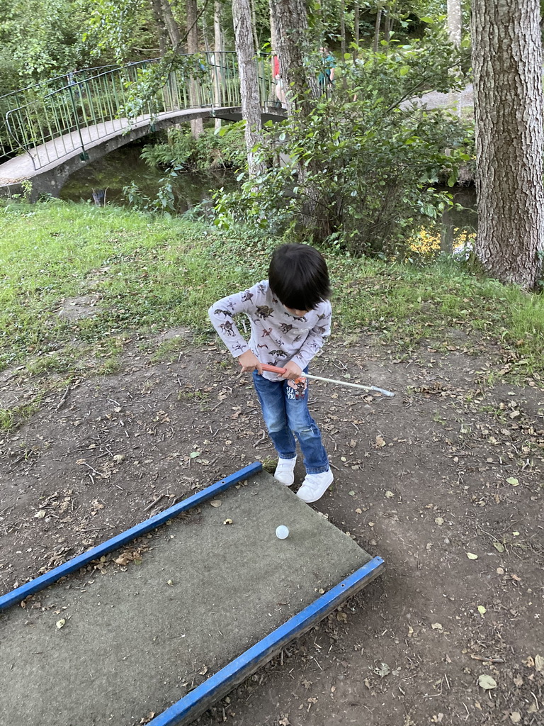 Max playing minigolf at the back side of the Vayamundo Houffalize hotel