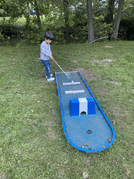 Max playing minigolf at the back side of the Vayamundo Houffalize hotel