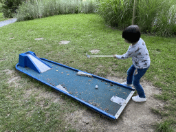 Max playing minigolf at the back side of the Vayamundo Houffalize hotel