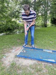 Tim playing minigolf at the back side of the Vayamundo Houffalize hotel