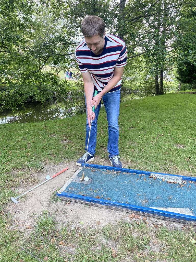 Tim playing minigolf at the back side of the Vayamundo Houffalize hotel