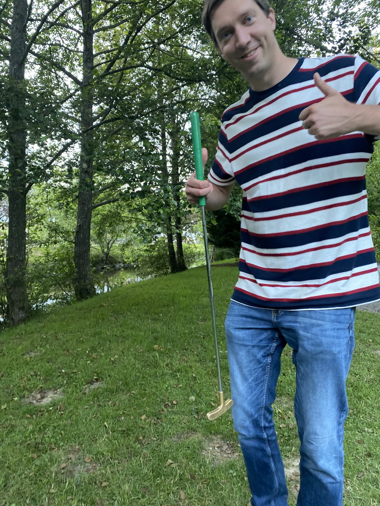 Tim playing minigolf at the back side of the Vayamundo Houffalize hotel