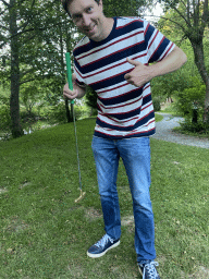 Tim playing minigolf at the back side of the Vayamundo Houffalize hotel