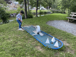 Max playing minigolf at the back side of the Vayamundo Houffalize hotel