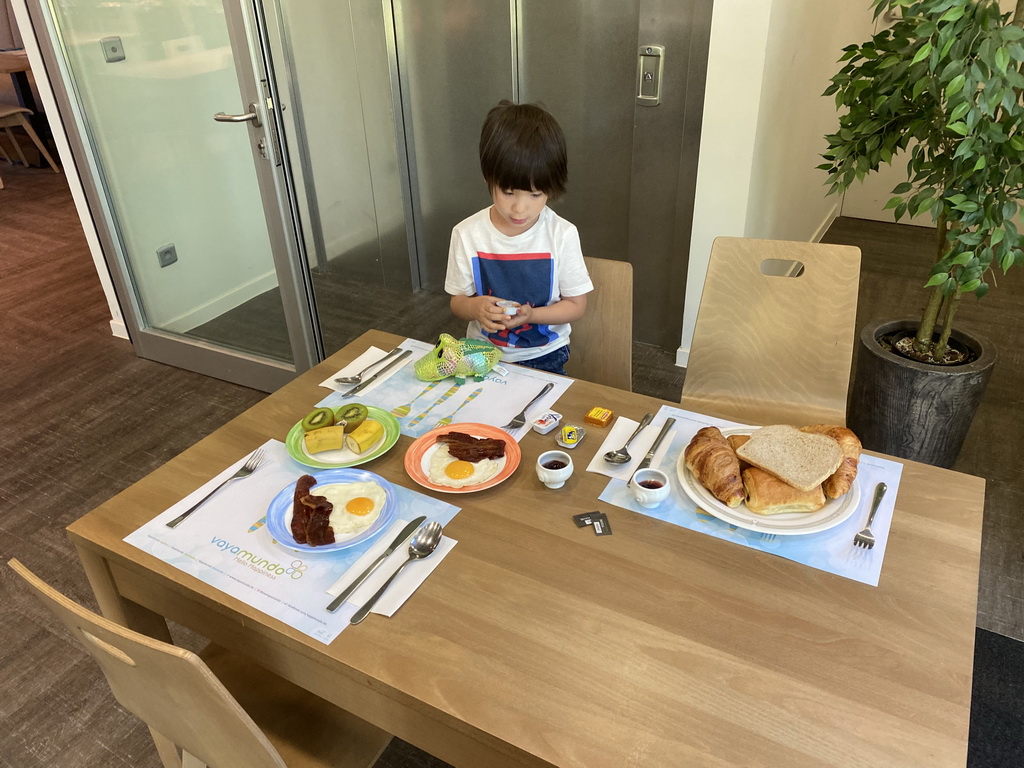 Max having breakfast at the Le Buffet restaurant at the Vayamundo Houffalize hotel