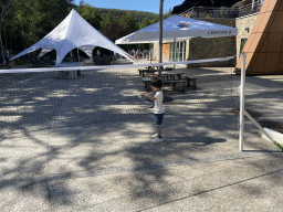 Max playing badminton at the back side of the Vayamundo Houffalize hotel