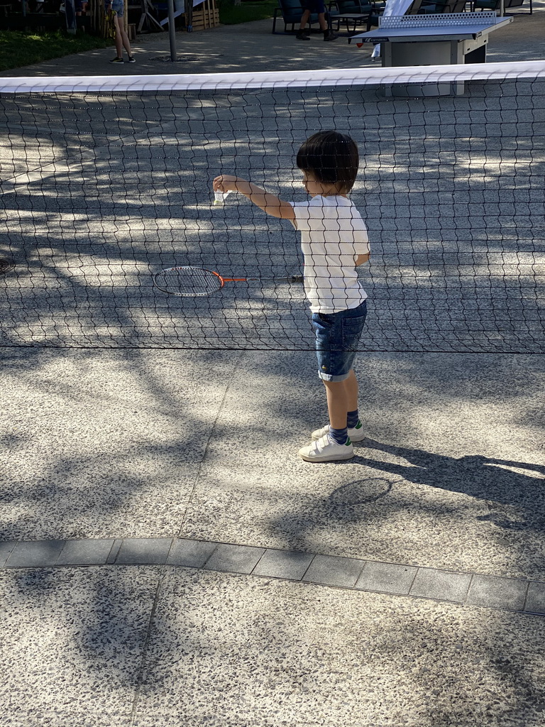 Max playing badminton at the back side of the Vayamundo Houffalize hotel