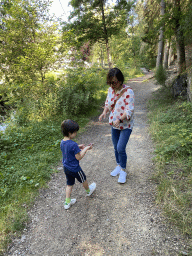 Miaomiao and Max on the path at the back side of the Vayamundo Houffalize hotel