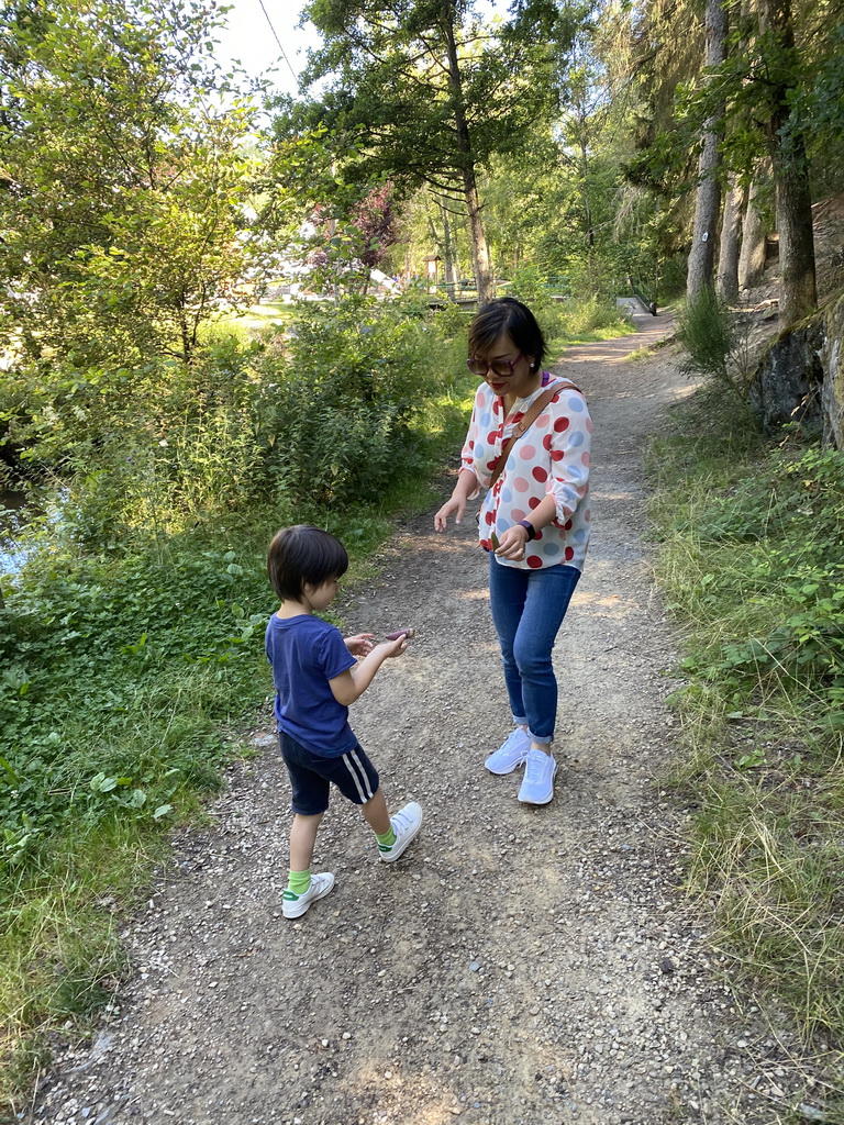 Miaomiao and Max on the path at the back side of the Vayamundo Houffalize hotel