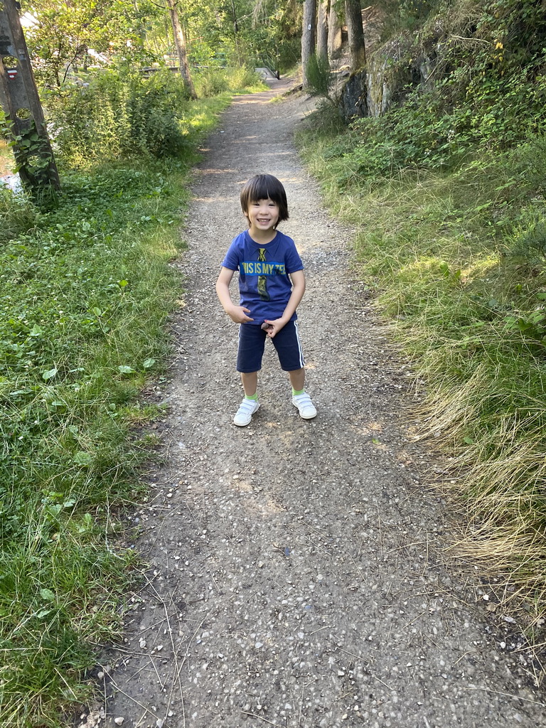 Max on the path at the back side of the Vayamundo Houffalize hotel