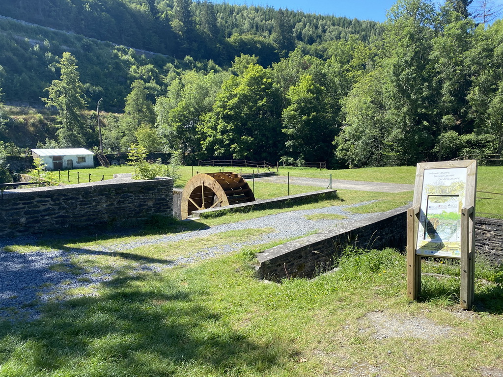 Water wheel at the Lemaire Mill at the Rue Moulin-Lemaire street, with explanation