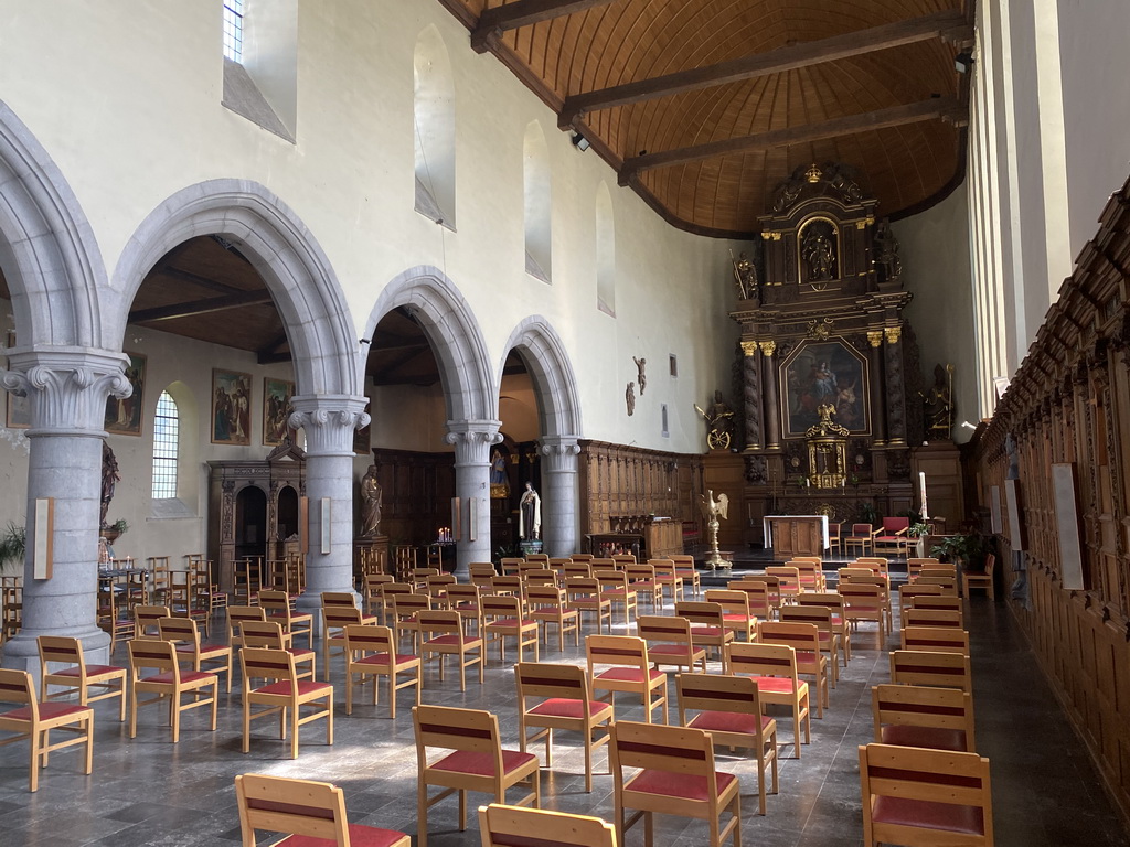 Nave, apse and altar of the Église Sainte-Catherine church