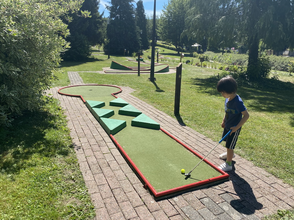 Max playing minigolf at the minigolf court at the northeast side of the town