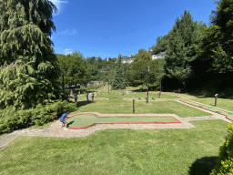 Max playing minigolf at the minigolf court at the northeast side of the town