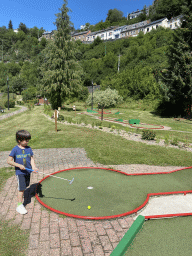 Max playing minigolf at the minigolf court at the northeast side of the town