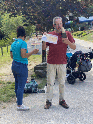 Guide explaining about catching crayfish in the Eastern Ourthe river at the back side of the Vayamundo Houffalize hotel