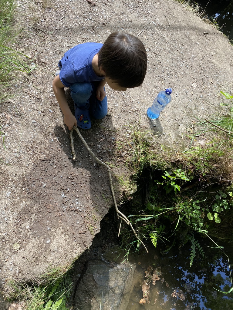 Max catching crayfish in the Eastern Ourthe river at the back side of the Vayamundo Houffalize hotel