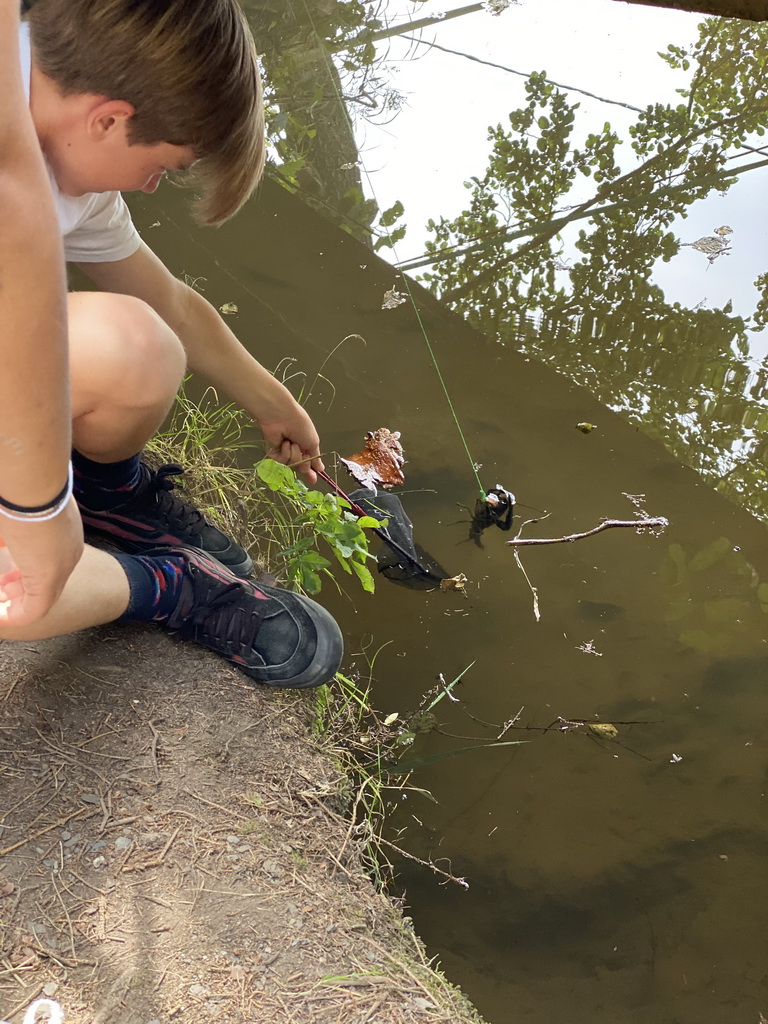 Our rope with a crayfish on it in the Eastern Ourthe river at the back side of the Vayamundo Houffalize hotel