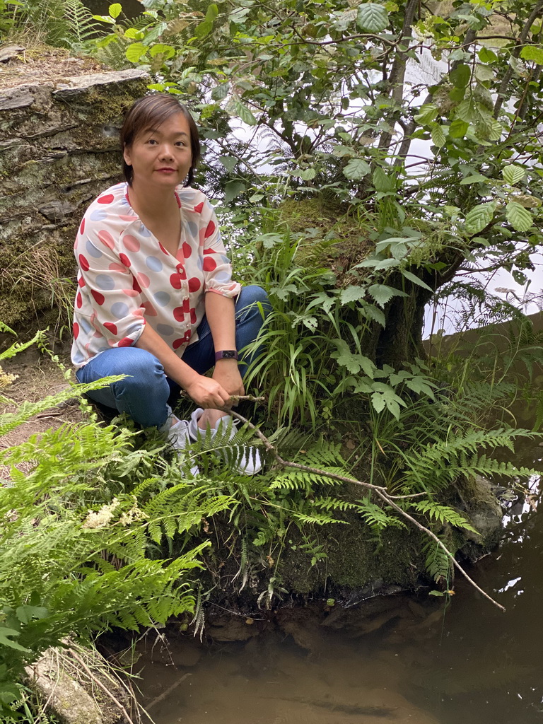 Miaomiao catching crayfish in the Eastern Ourthe river at the back side of the Vayamundo Houffalize hotel