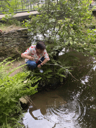 Miaomiao catching crayfish in the Eastern Ourthe river at the back side of the Vayamundo Houffalize hotel