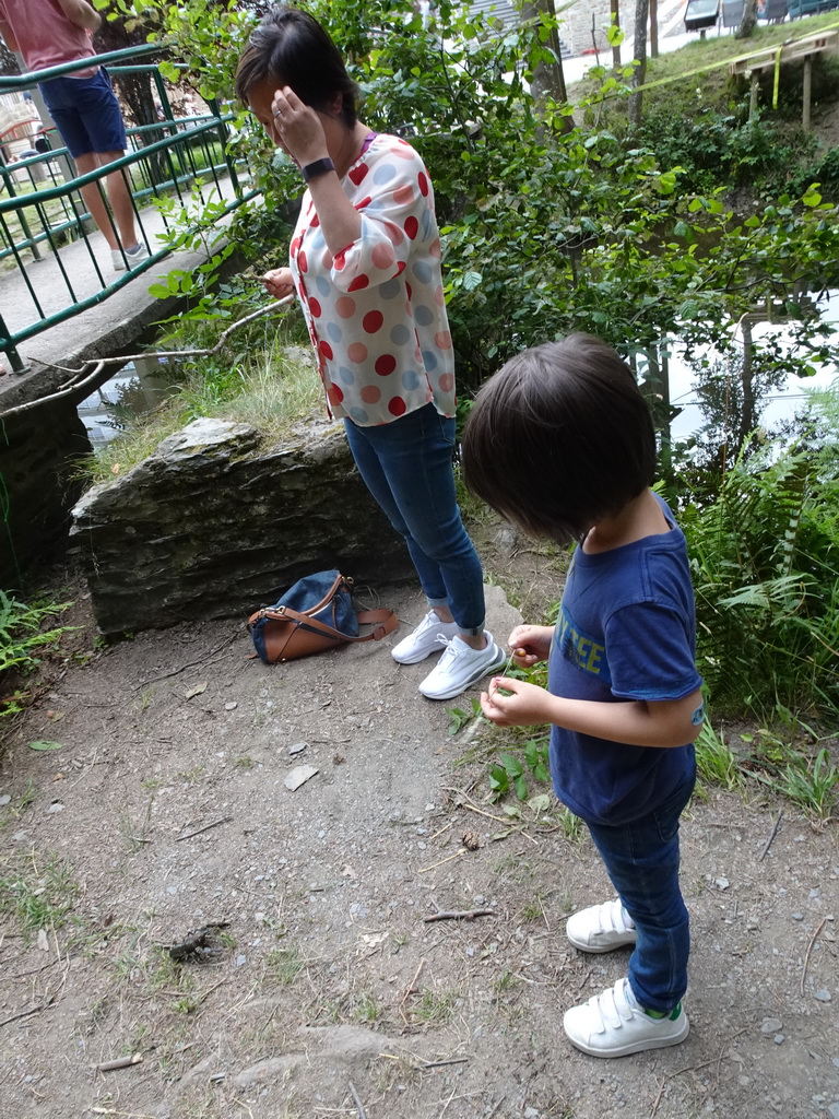 Miaomiao and Max with our crayfish caught in the Eastern Ourthe river at the back side of the Vayamundo Houffalize hotel