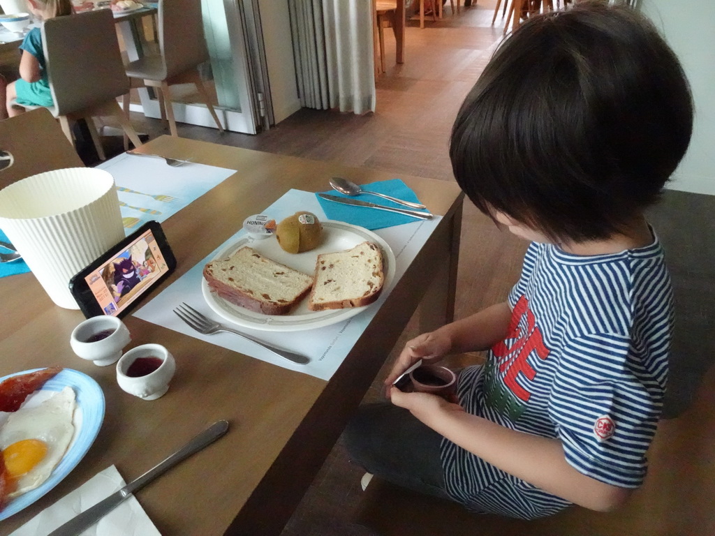 Max having breakfast at the Le Buffet restaurant at the Vayamundo Houffalize hotel