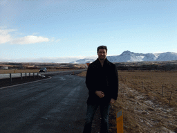 Tim on a parking place alongside the Suðurlandsvegur road, with a view on mountains west of Hveragerthi