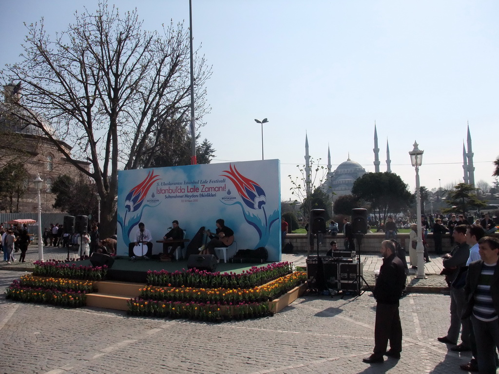 Musicians at the square in front of the Hagia Sophia, the Bath of Roxelana (Haseki Hürrem Sultan Hamami) and the Blue Mosque