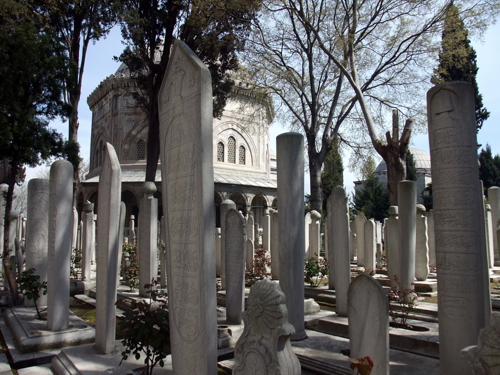 Tombstones and the Tombs of Sultan Suleiman I and Roxelana, in the garden of the Süleymaniye Mosque