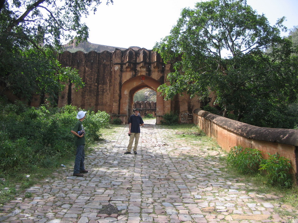 Rick and David in front of a gate at the road from Amber Fort to Jaigarh Fort