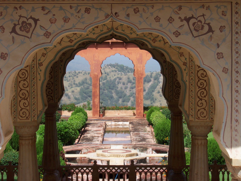 Decorated hallway and the Charbagh Garden of Jaigarh Fort, with a view on the surrounding hills