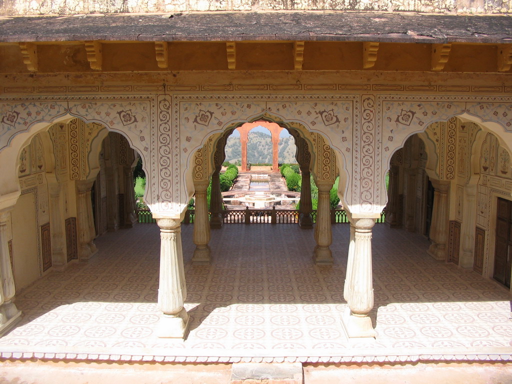 Decorated hallway and the Charbagh Garden of Jaigarh Fort, with a view on the surrounding hills