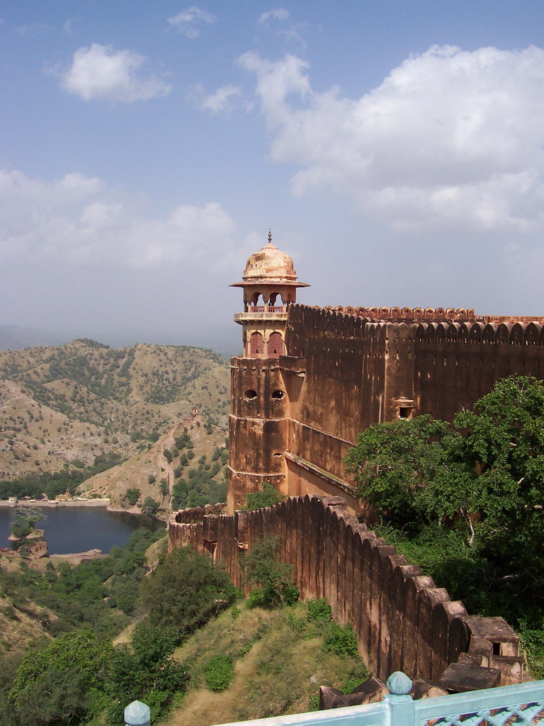 Northwestern tower of Jaigarh Fort, the Sagar Lake and the surrounding hills, viewed from a platform at the west side of Jaigarh Fort