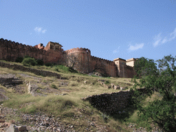The wall of Jaigarh Fort, viewed from the road from Jaigarh Fort to Amber Fort