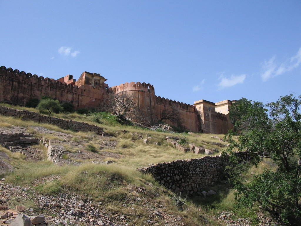 The wall of Jaigarh Fort, viewed from the road from Jaigarh Fort to Amber Fort