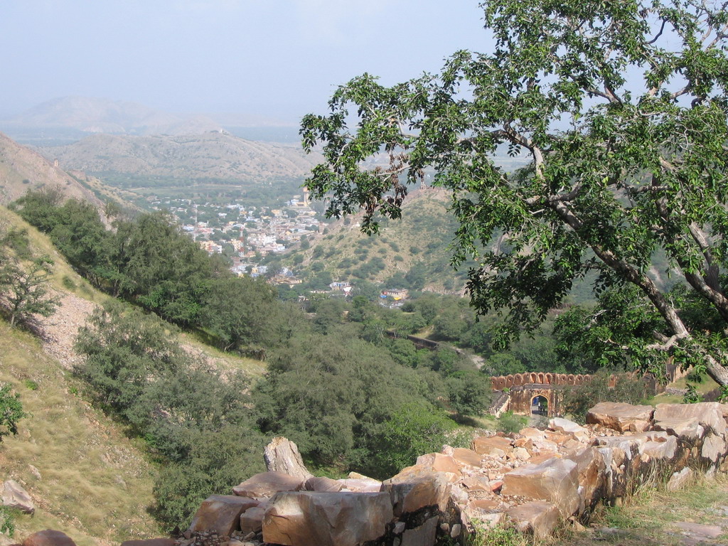 Hills and houses at the west side of Amber, viewed from the road from Jaigarh Fort to Amber Fort