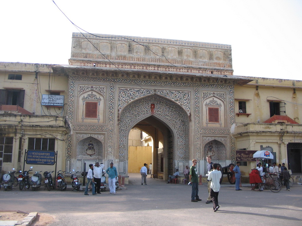 Rick and David in front of the Atish Pol gate at the City Palace