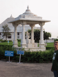 Rick in front of the Birla Mandir temple (Laxmi Narayan temple)