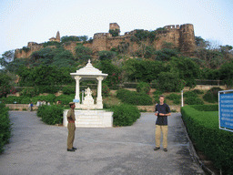 David with a pavilion at the Birla Mandir temple and the Moti Dungri fort