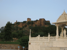 Pavilion at the Birla Mandir temple and the Moti Dungri fort