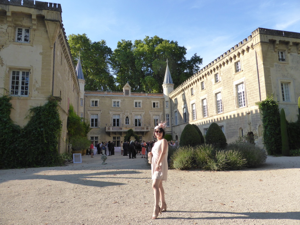 Miaomiao at the front of the Château de Beauregard castle