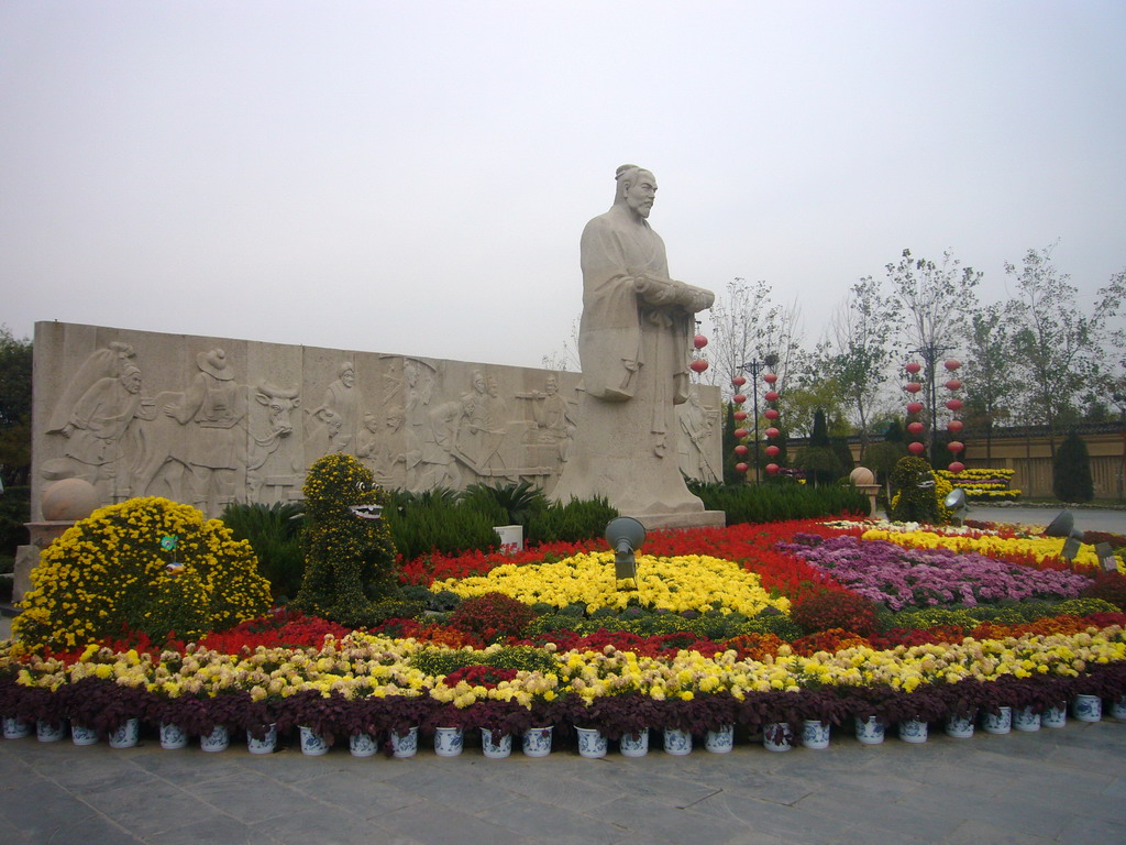 Statue and flowers at entrance of Qingming Shanghe Park