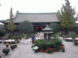 Pavilion, well and and plants at Youguo Temple