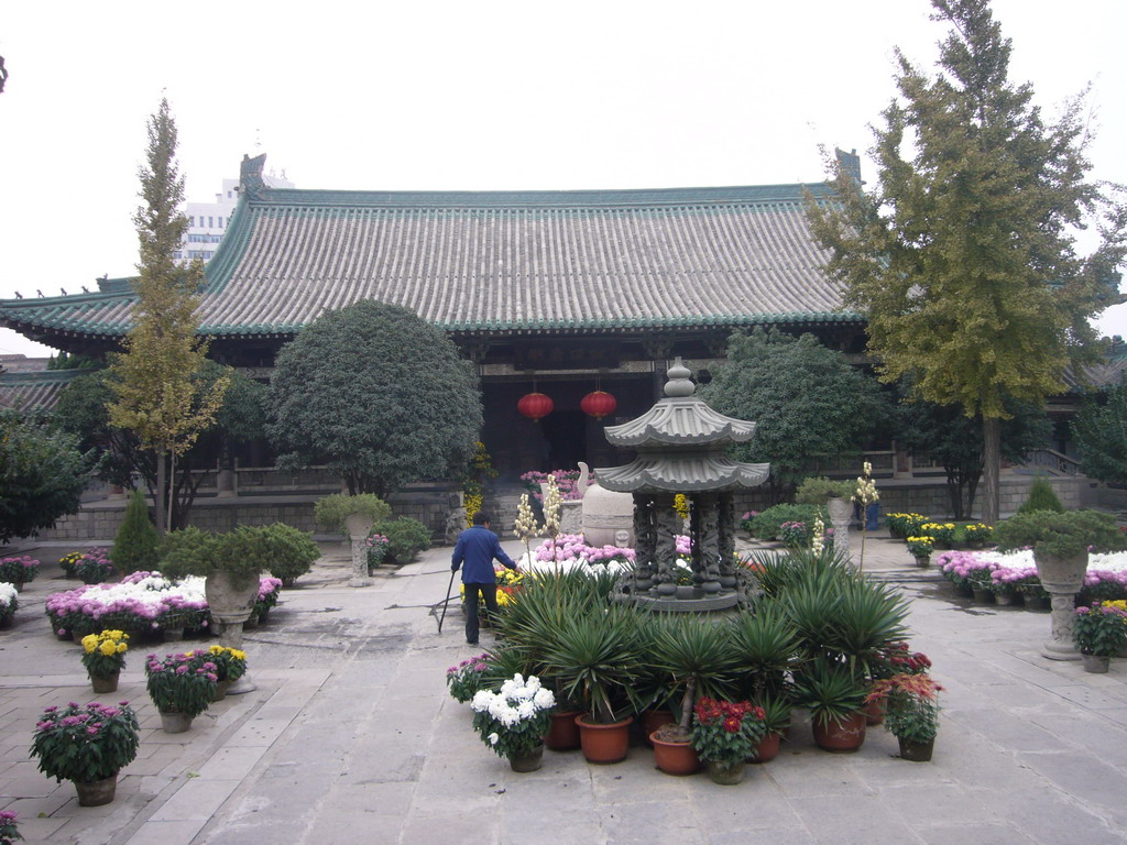 Pavilion, well and and plants at Youguo Temple