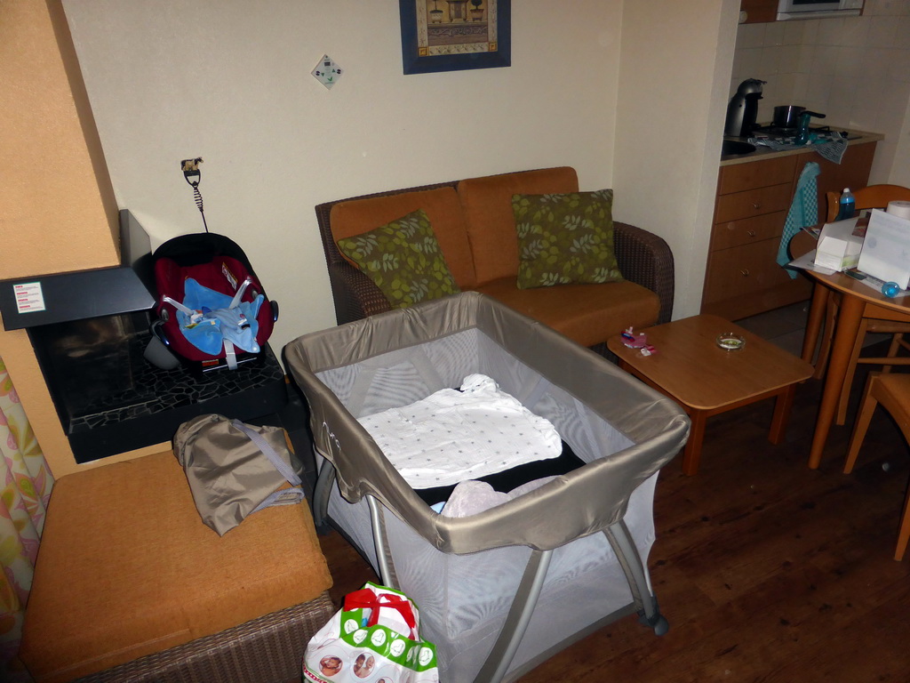 Living room with baby travel bed at our holiday home at the Center Parcs Kempervennen holiday park