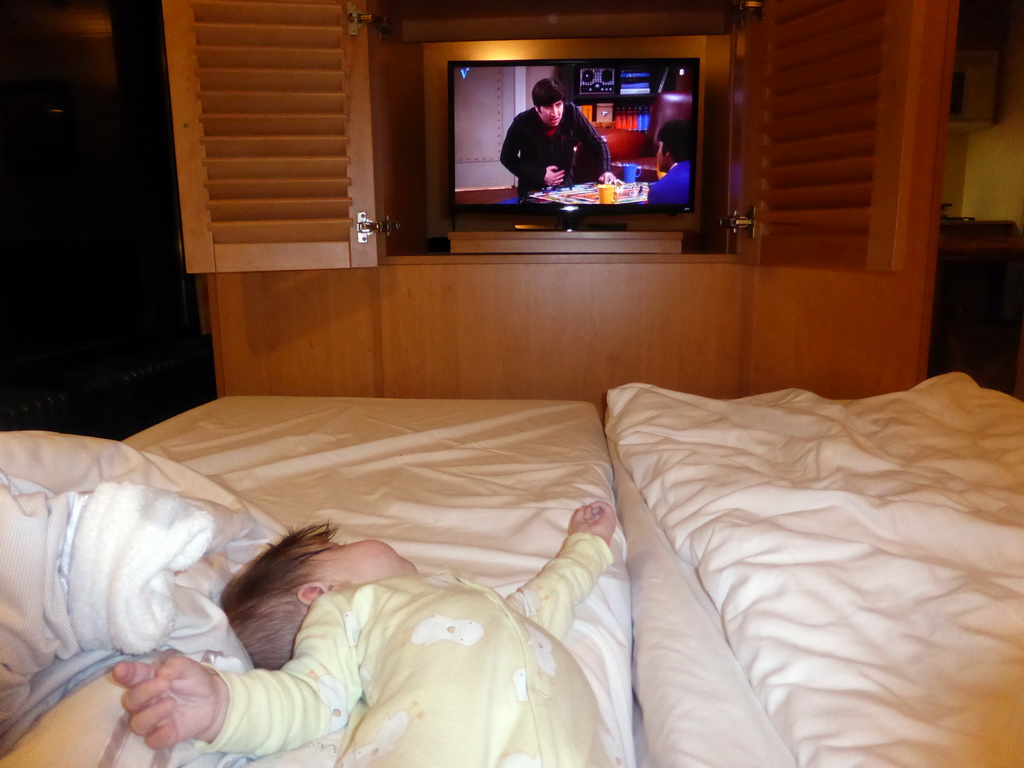 Max watching television on the bed of our holiday home at the Center Parcs Kempervennen holiday park