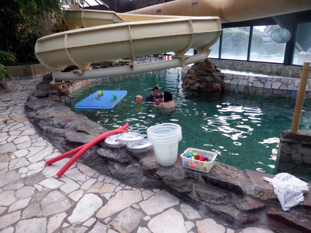 Miaomiao, Max and swimming instructor at the Aqua Mundo swimming pool of the Center Parcs Kempervennen holiday park