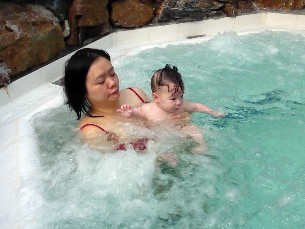 Miaomiao and Max in the whirlpool at the Aqua Mundo swimming pool of the Center Parcs Kempervennen holiday park