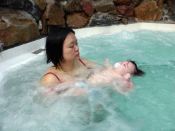 Miaomiao and Max in the whirlpool at the Aqua Mundo swimming pool of the Center Parcs Kempervennen holiday park